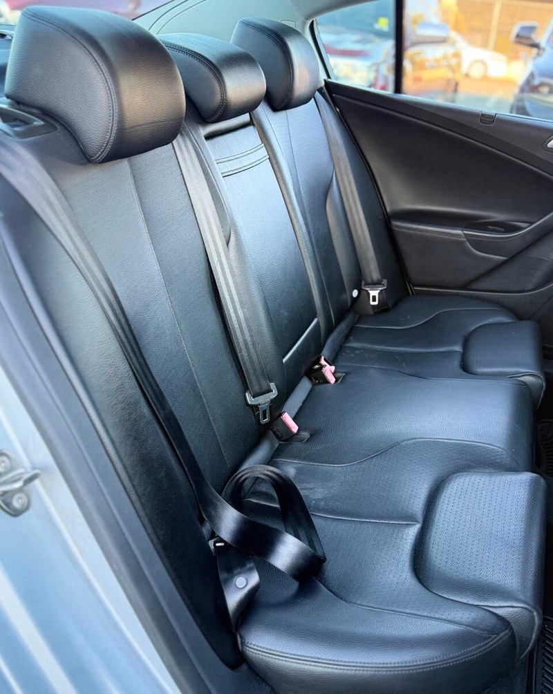 Volkswagen Passat Sedan Vehicle Full-screen Gallery Image 14