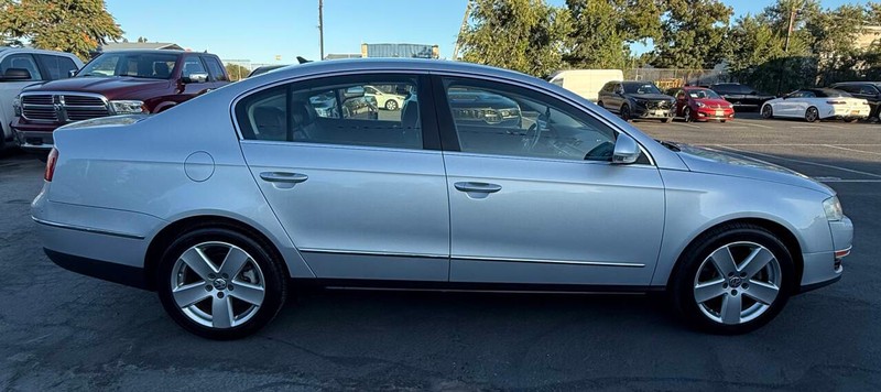 Volkswagen Passat Sedan Vehicle Full-screen Gallery Image 15