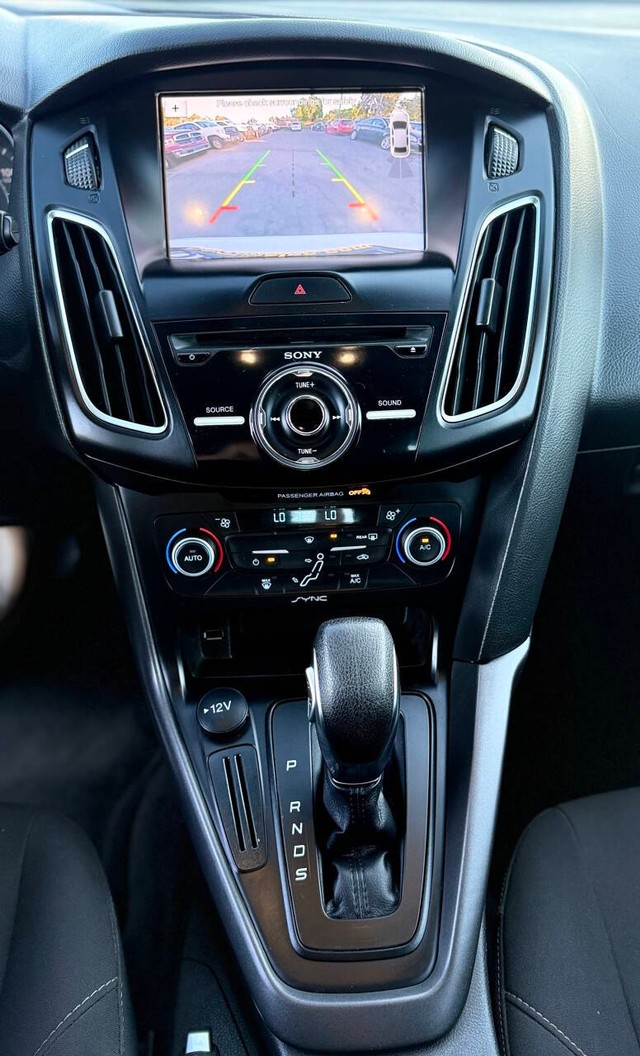 Ford Focus Hatchback Vehicle Full-screen Gallery Image 10