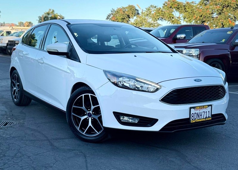 Ford Focus Hatchback Vehicle Full-screen Gallery Image 02