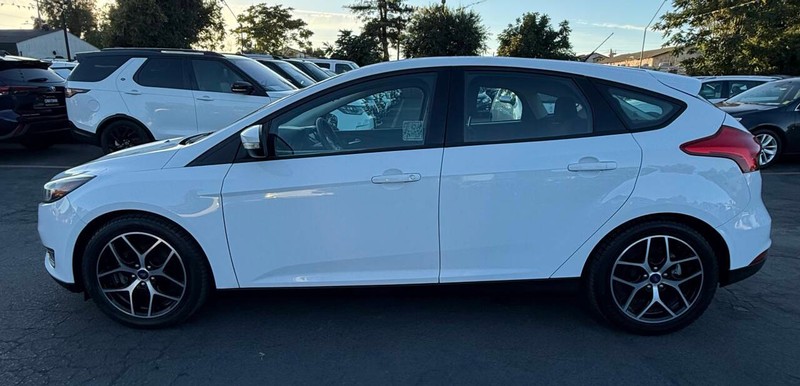 Ford Focus Hatchback Vehicle Full-screen Gallery Image 04