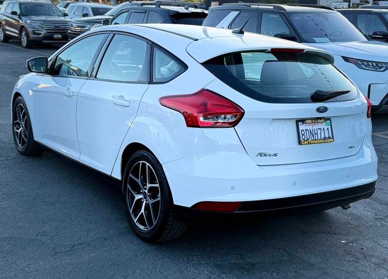 Ford Focus Hatchback Vehicle Full-screen Gallery Image 07