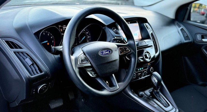 Ford Focus Hatchback Vehicle Full-screen Gallery Image 08