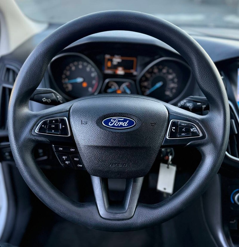 Ford Focus Hatchback Vehicle Full-screen Gallery Image 09