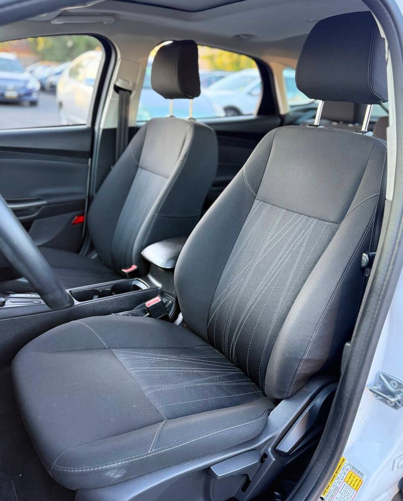 Ford Focus Hatchback Vehicle Full-screen Gallery Image 11