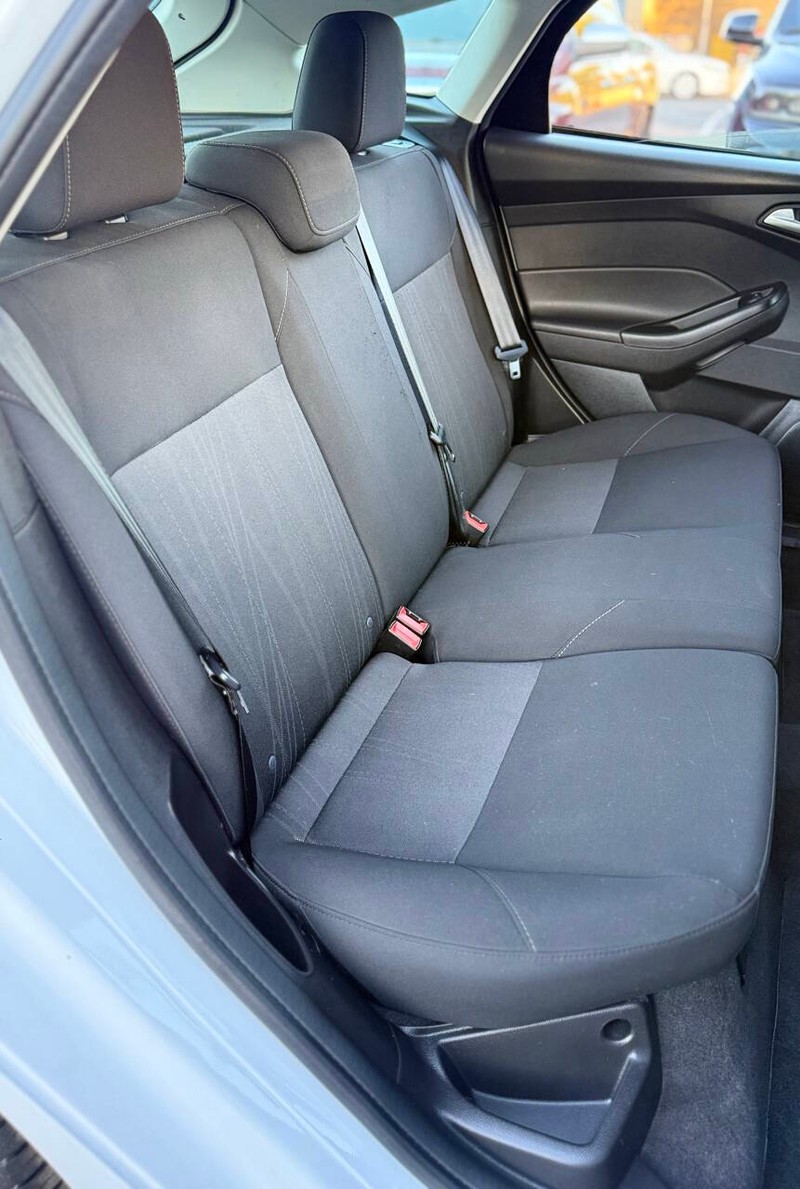 Ford Focus Hatchback Vehicle Full-screen Gallery Image 14