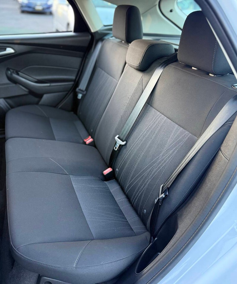 Ford Focus Hatchback Vehicle Full-screen Gallery Image 16