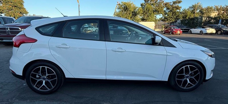Ford Focus Hatchback Vehicle Full-screen Gallery Image 17