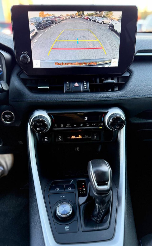 Toyota RAV4 Vehicle Full-screen Gallery Image 09