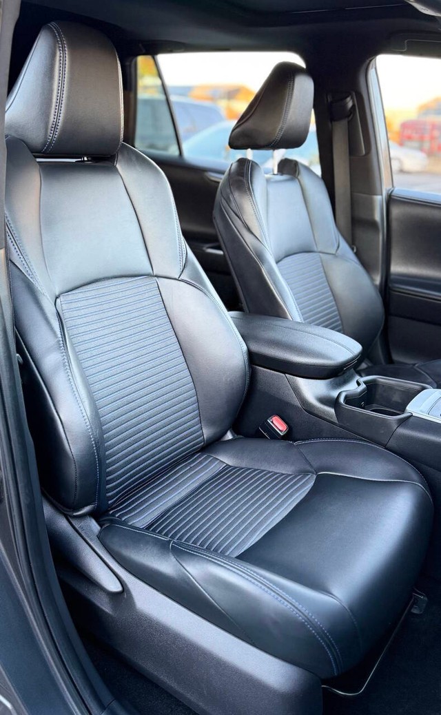Toyota RAV4 Vehicle Full-screen Gallery Image 13