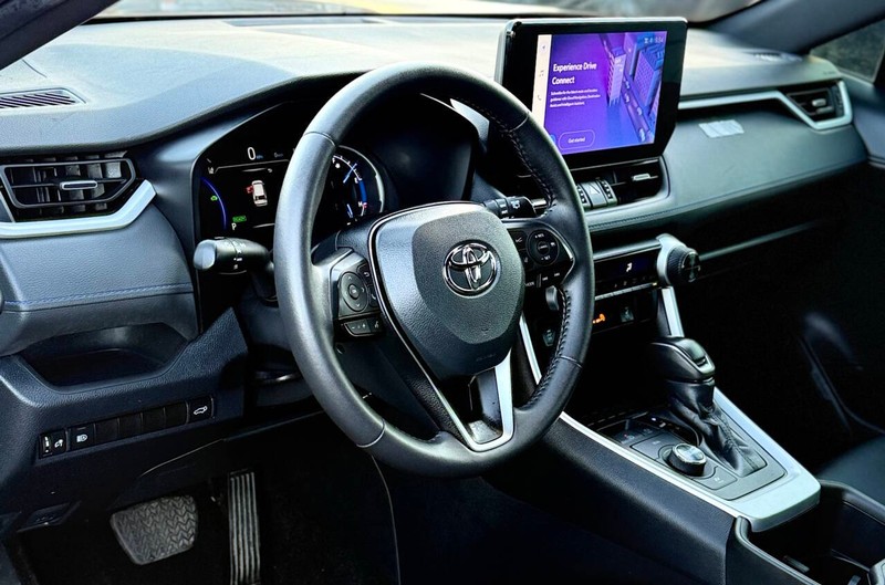Toyota RAV4 Vehicle Full-screen Gallery Image 07