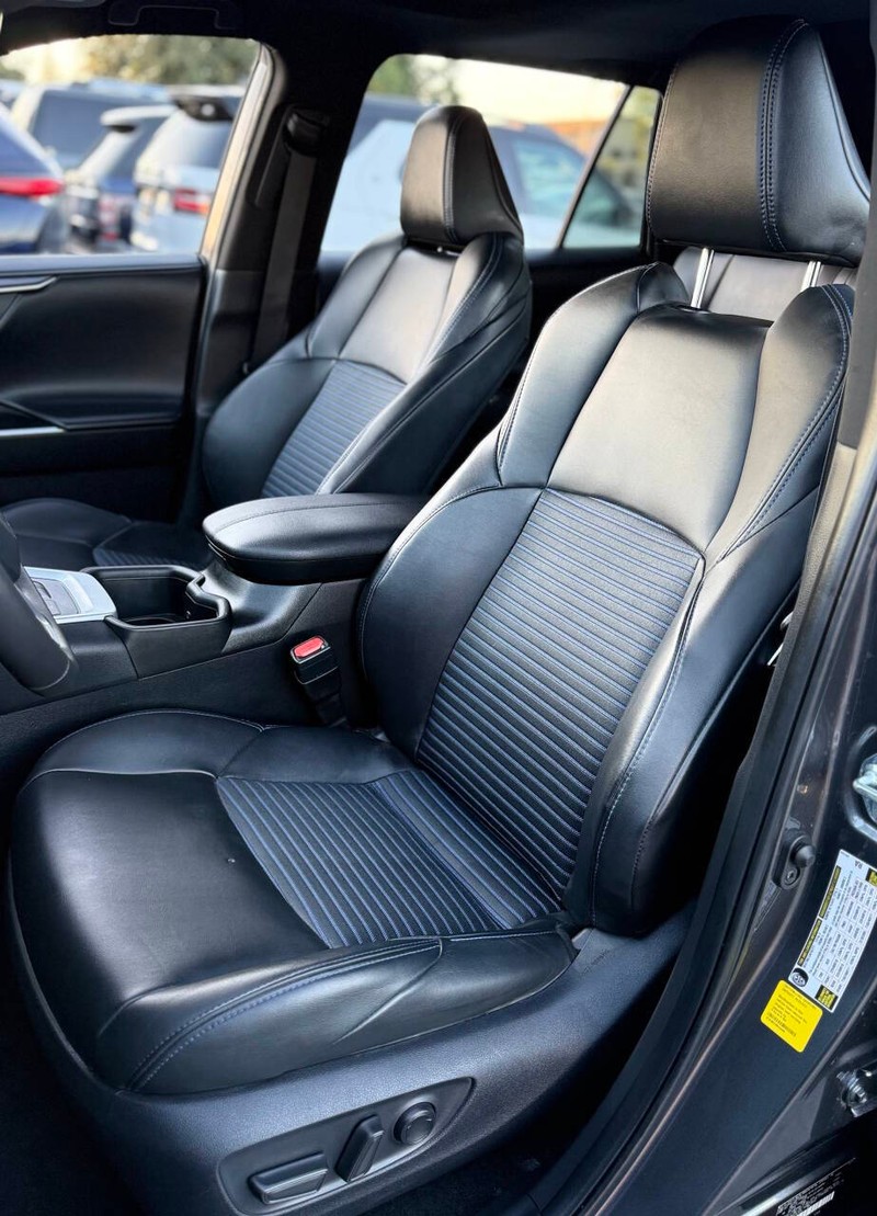Toyota RAV4 Vehicle Full-screen Gallery Image 10