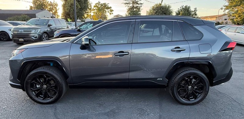 Toyota RAV4 Vehicle Full-screen Gallery Image 11