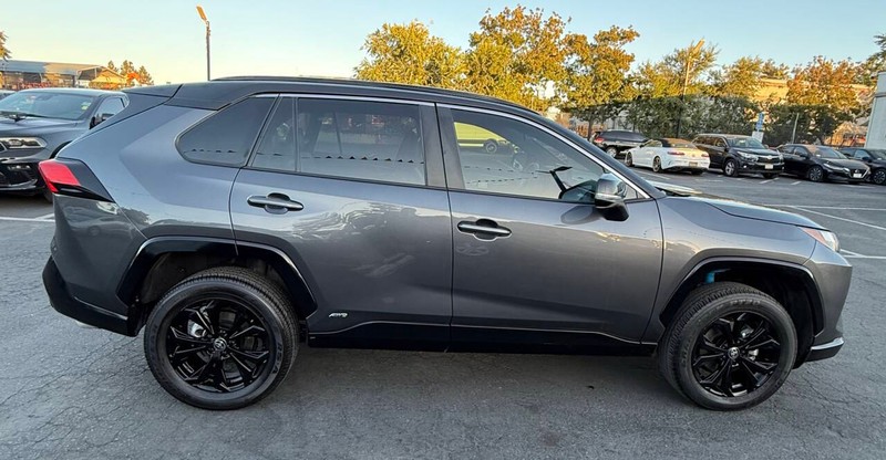 Toyota RAV4 Vehicle Full-screen Gallery Image 14