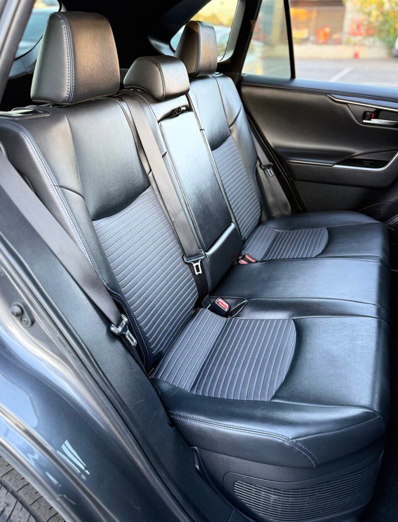 Toyota RAV4 Vehicle Full-screen Gallery Image 15