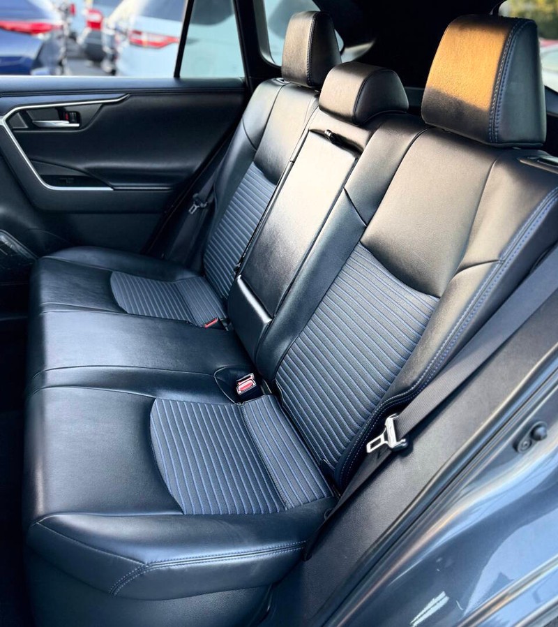 Toyota RAV4 Vehicle Full-screen Gallery Image 16