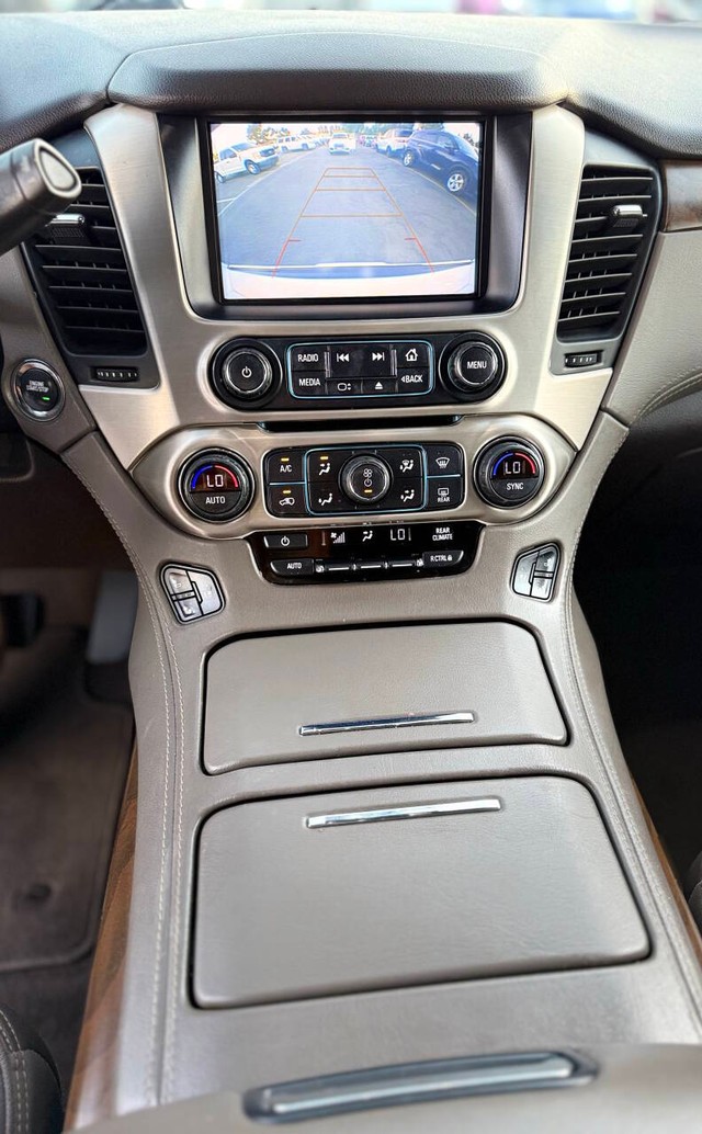 GMC Yukon XL Vehicle Full-screen Gallery Image 09