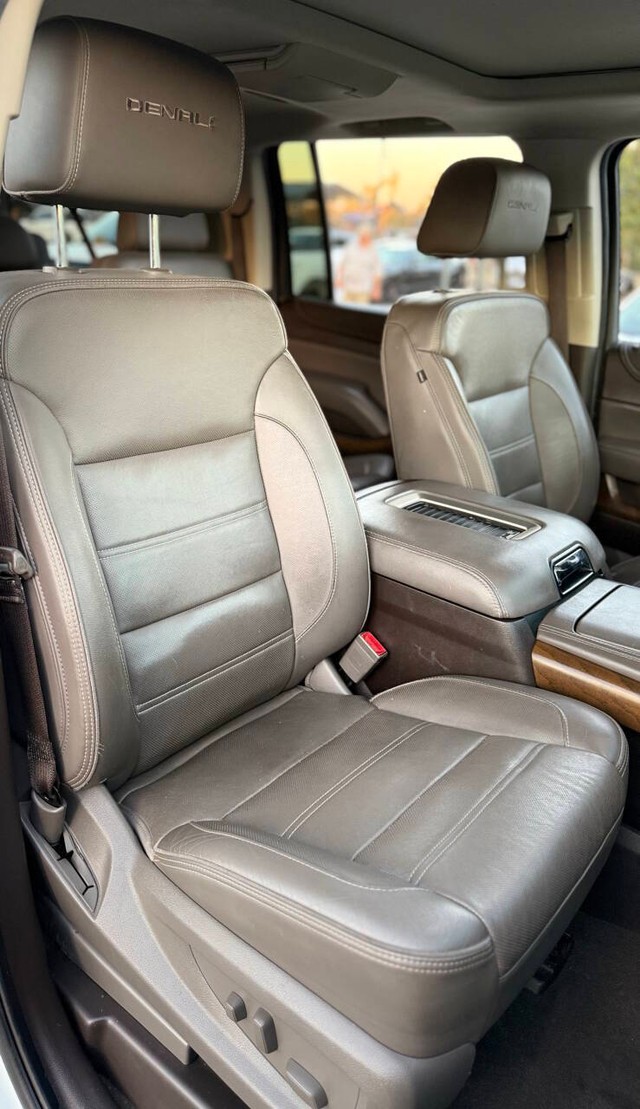 GMC Yukon XL Vehicle Full-screen Gallery Image 11
