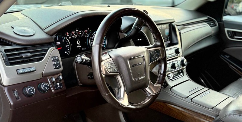 GMC Yukon XL Vehicle Full-screen Gallery Image 06