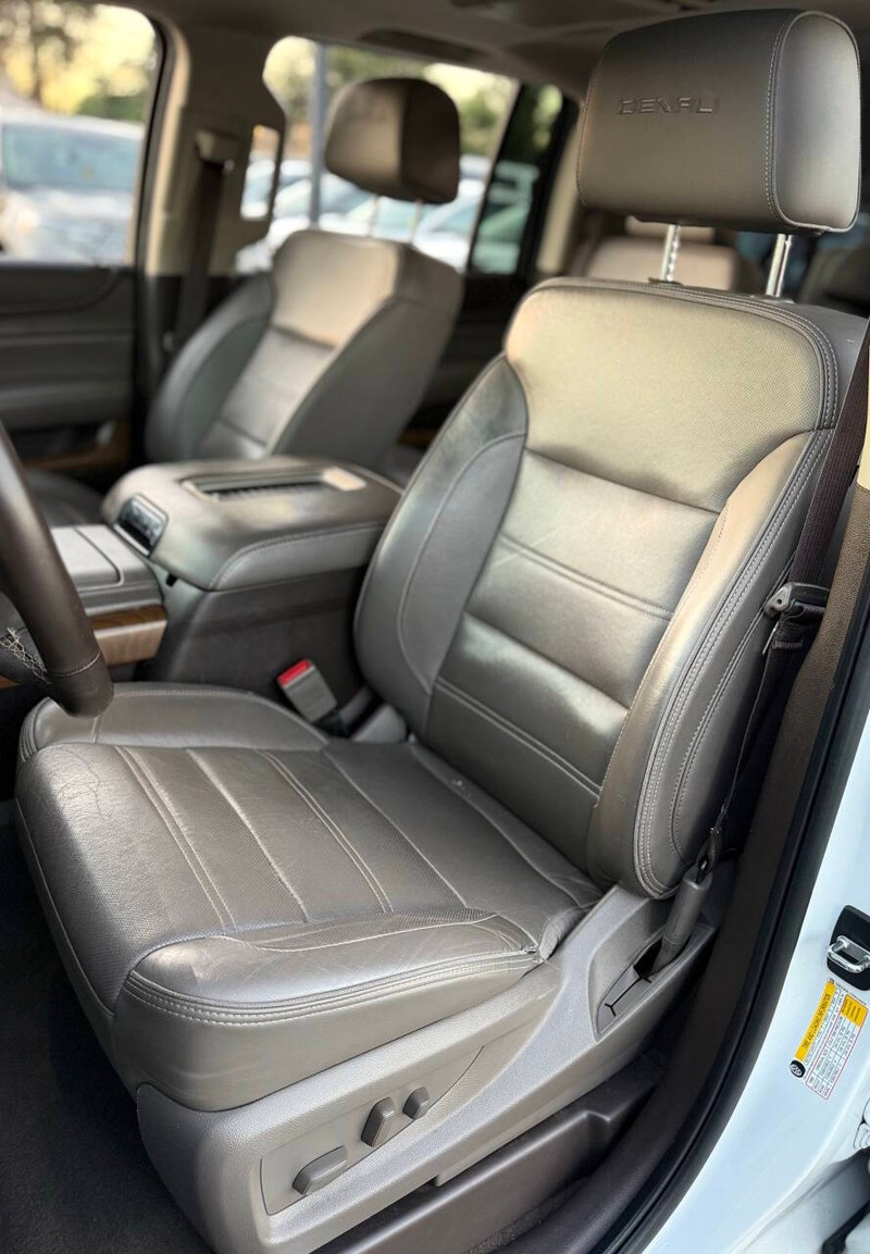 GMC Yukon XL Vehicle Full-screen Gallery Image 10
