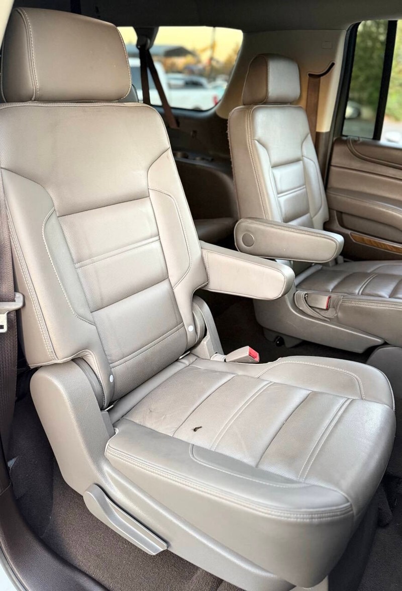 GMC Yukon XL Vehicle Full-screen Gallery Image 12