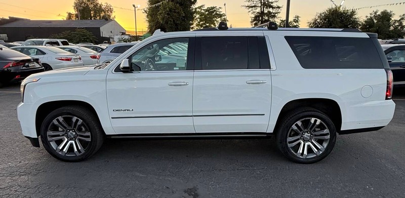GMC Yukon XL Vehicle Full-screen Gallery Image 13