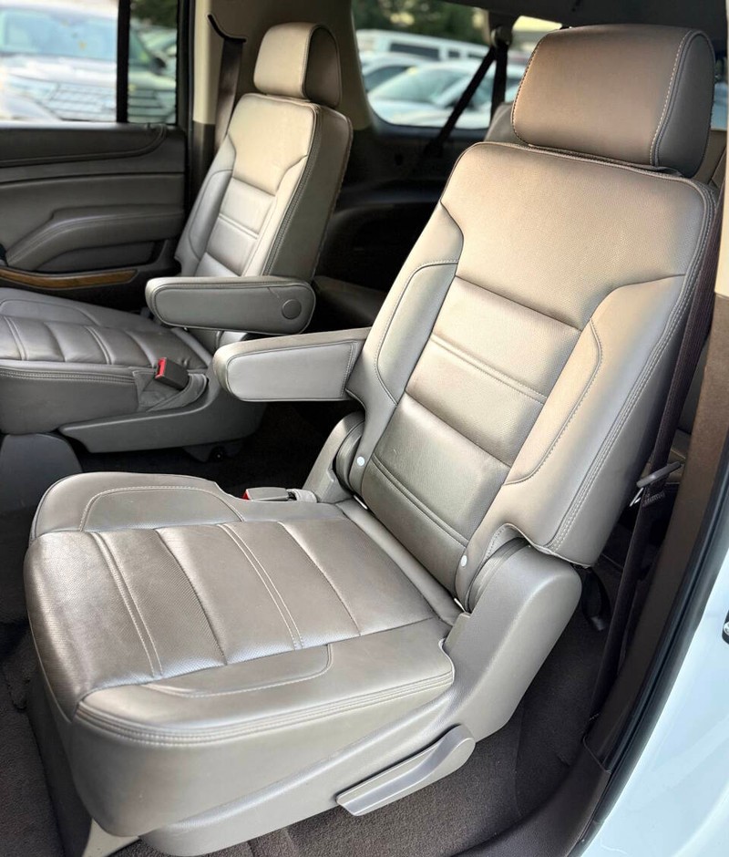 GMC Yukon XL Vehicle Full-screen Gallery Image 14