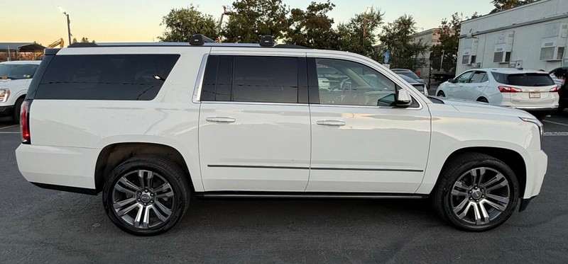 GMC Yukon XL Vehicle Full-screen Gallery Image 15