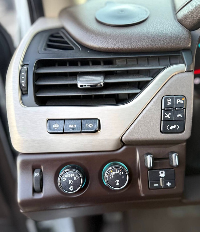 GMC Yukon XL Vehicle Full-screen Gallery Image 17