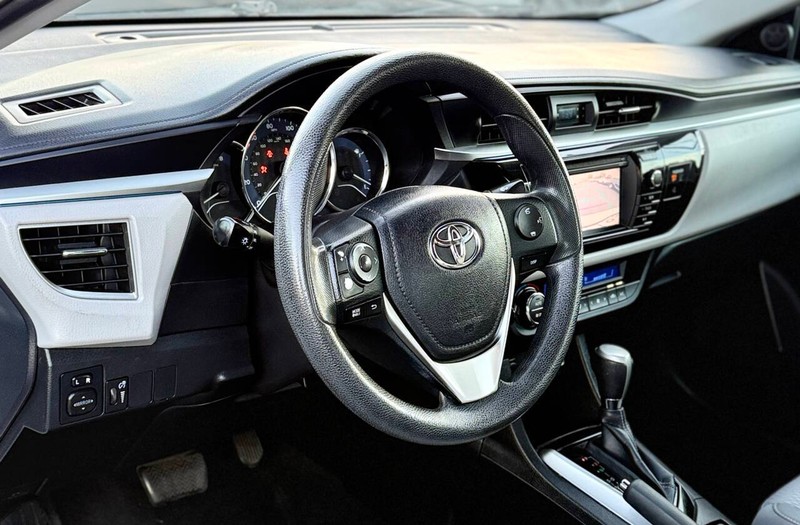 Toyota Corolla Vehicle Full-screen Gallery Image 09