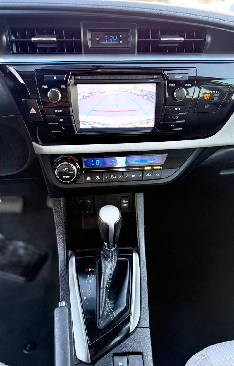 Toyota Corolla Vehicle Full-screen Gallery Image 11