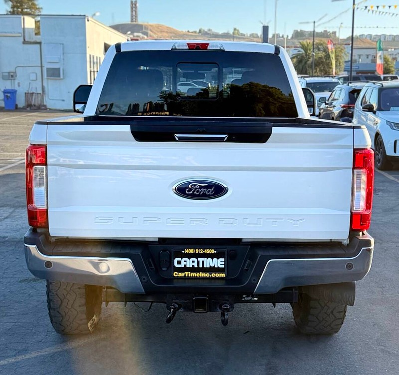 Ford Super Duty F-250 SRW Vehicle Full-screen Gallery Image 05