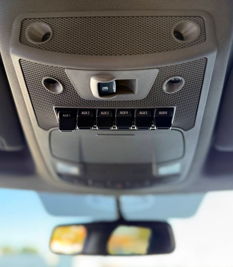 Ford Super Duty F-250 SRW Vehicle Full-screen Gallery Image 10