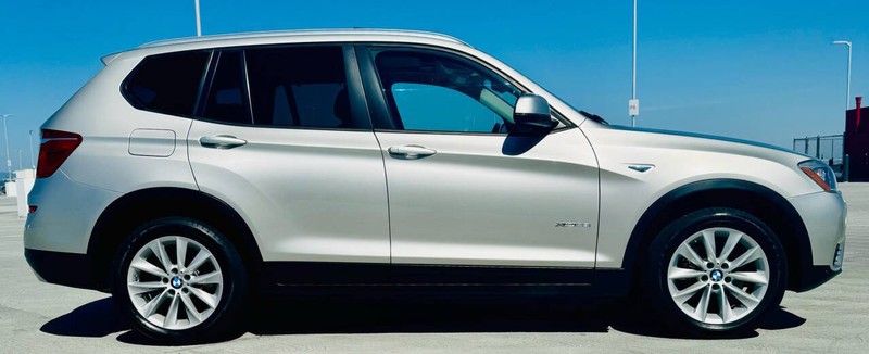 BMW X3 Vehicle Full-screen Gallery Image 08
