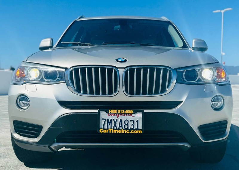 BMW X3 Vehicle Full-screen Gallery Image 11
