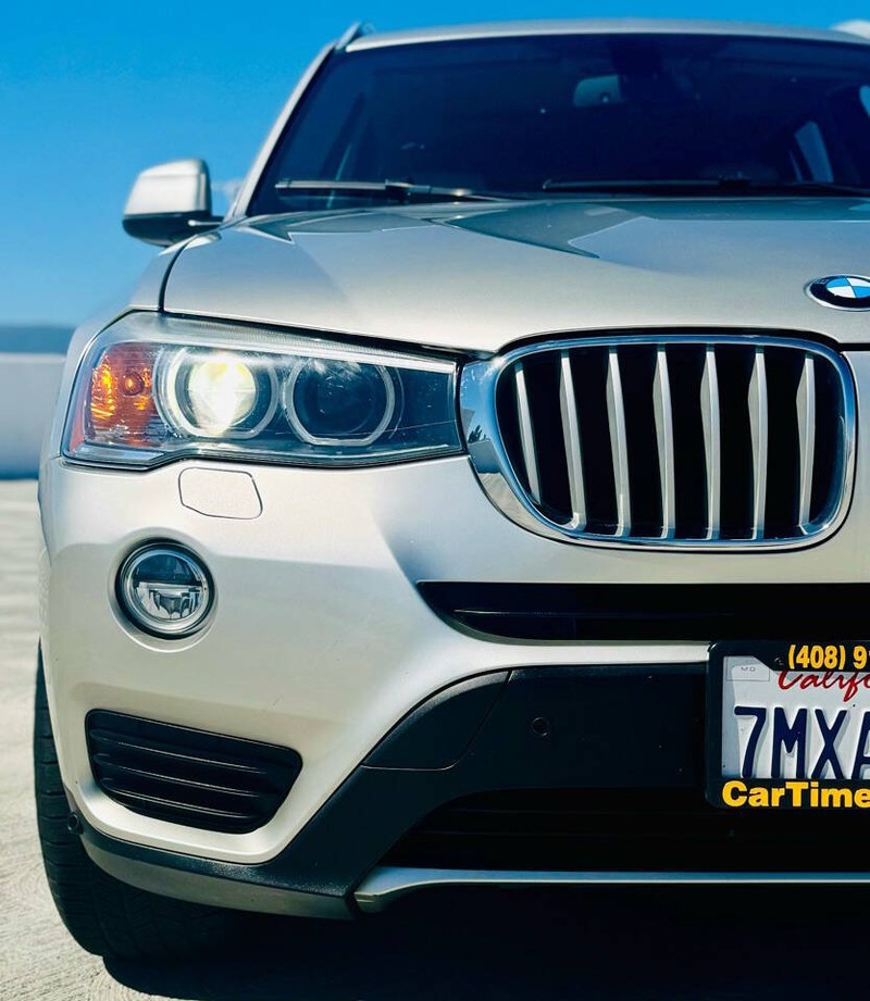 BMW X3 Vehicle Full-screen Gallery Image 16