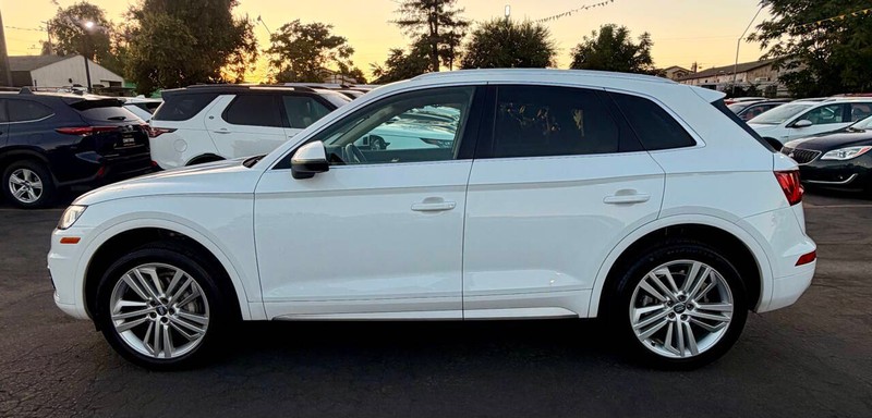Audi Q5 Vehicle Full-screen Gallery Image 04