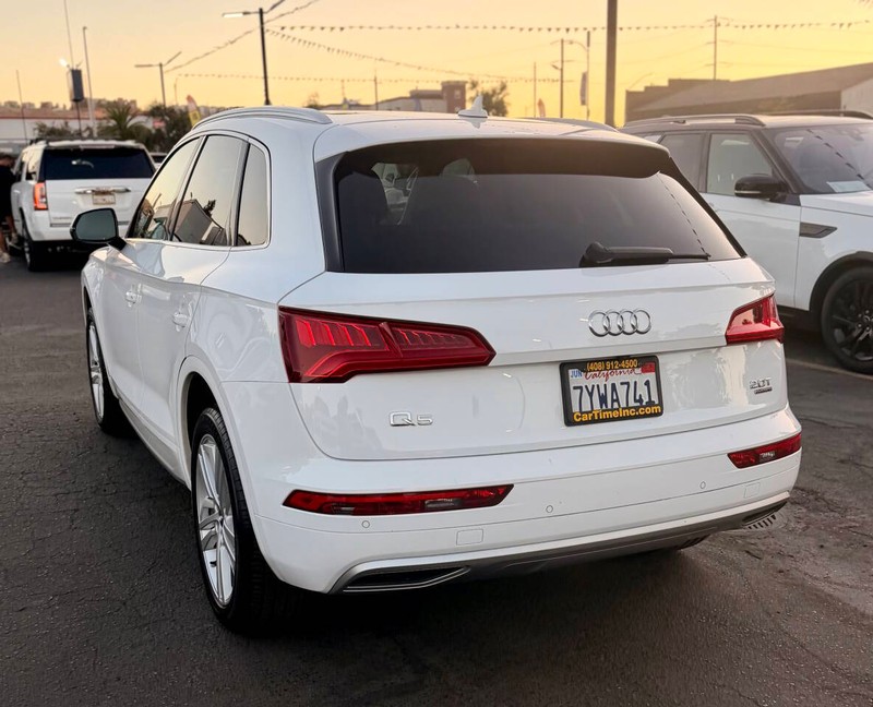 Audi Q5 Vehicle Full-screen Gallery Image 06