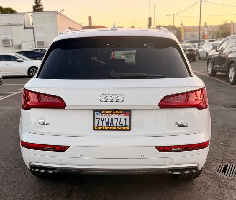 Audi Q5 Vehicle Full-screen Gallery Image 07