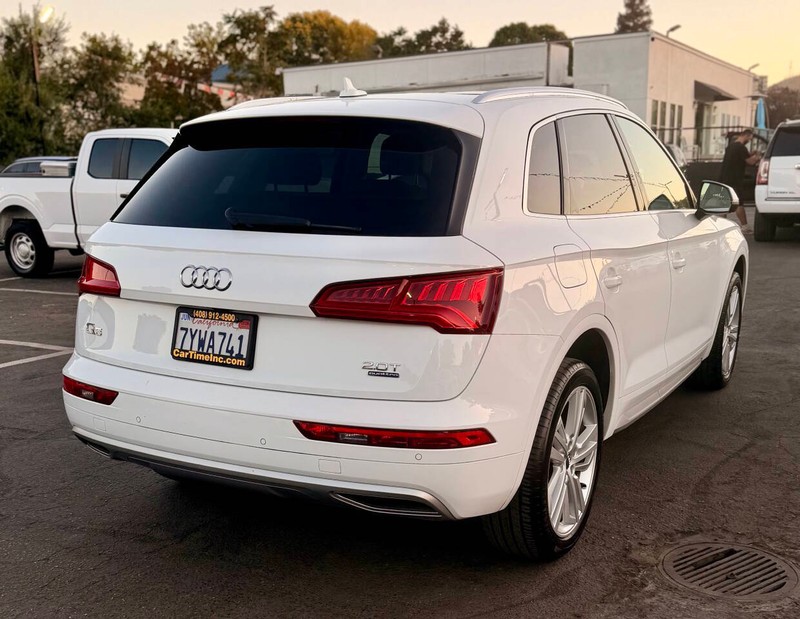 Audi Q5 Vehicle Full-screen Gallery Image 08