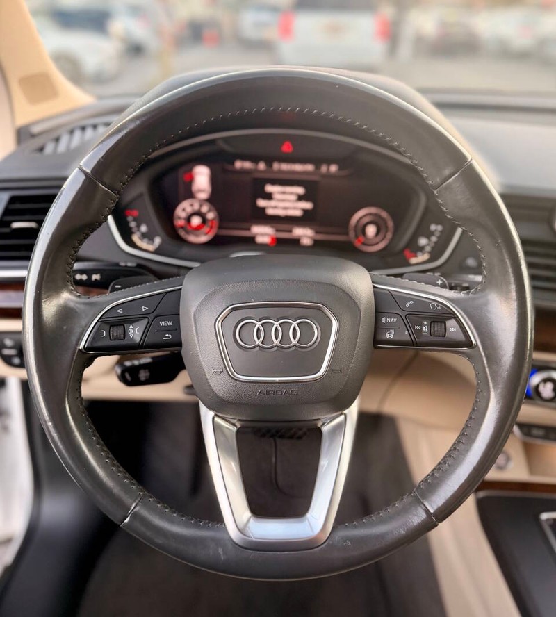 Audi Q5 Vehicle Full-screen Gallery Image 09