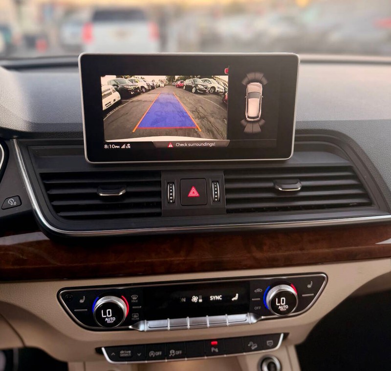Audi Q5 Vehicle Full-screen Gallery Image 11