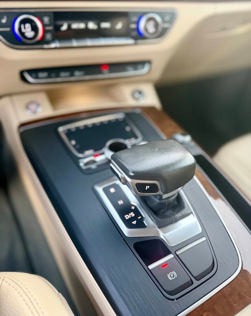 Audi Q5 Vehicle Full-screen Gallery Image 12
