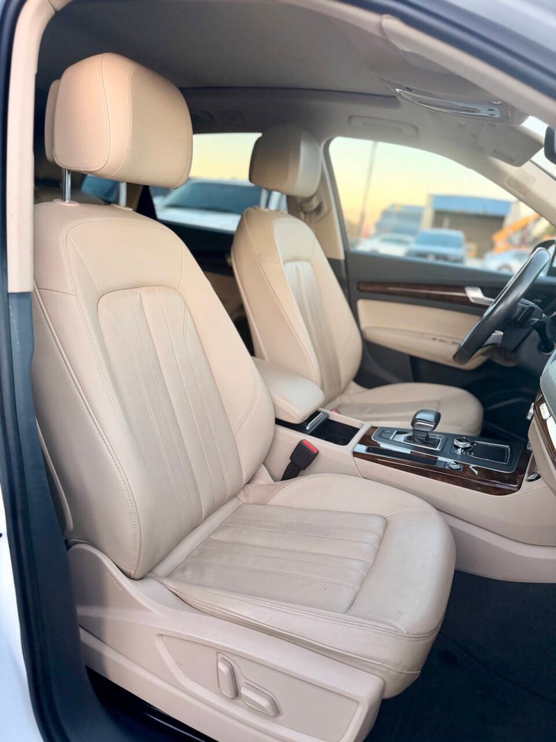 Audi Q5 Vehicle Full-screen Gallery Image 14