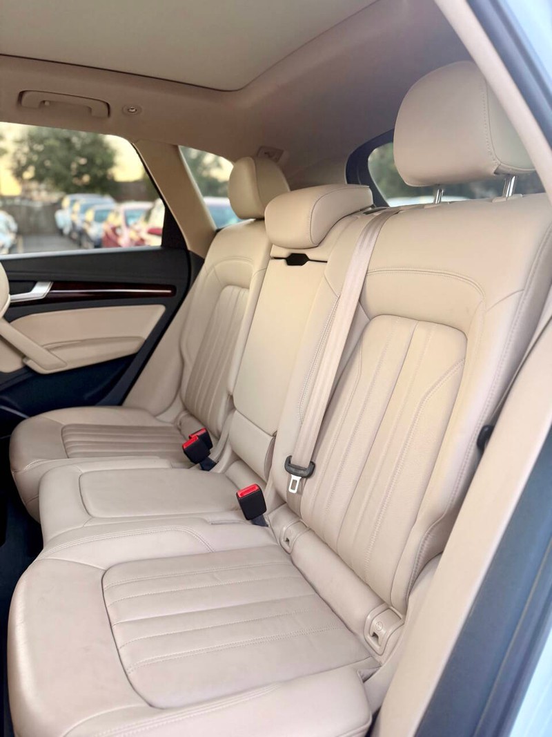 Audi Q5 Vehicle Full-screen Gallery Image 15