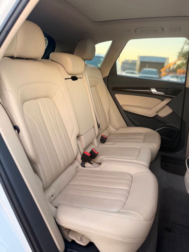 Audi Q5 Vehicle Full-screen Gallery Image 16