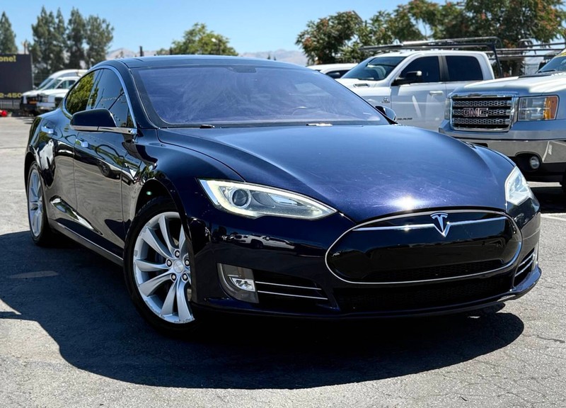 Tesla Model S Vehicle Full-screen Gallery Image 02