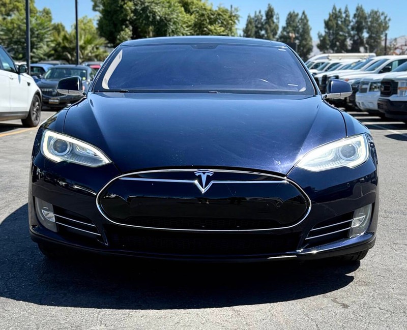 Tesla Model S Vehicle Full-screen Gallery Image 03