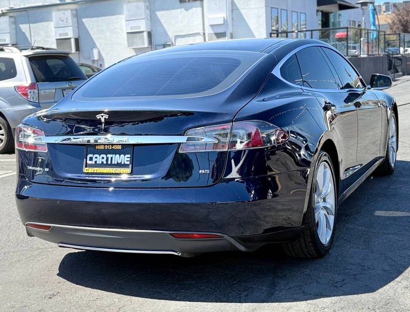 Tesla Model S Vehicle Full-screen Gallery Image 04