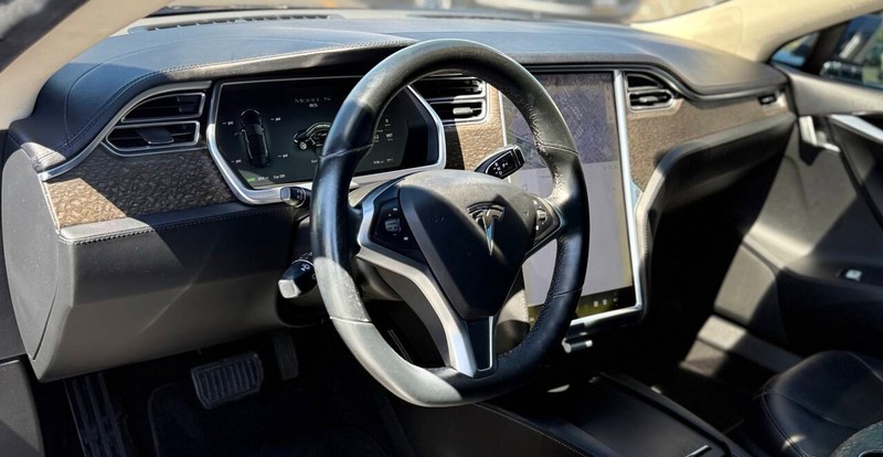 Tesla Model S Vehicle Full-screen Gallery Image 08